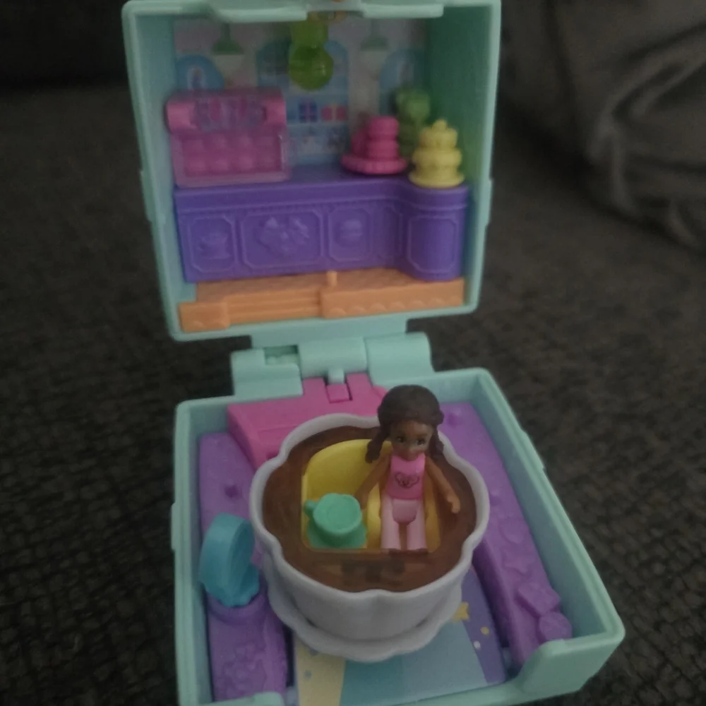 Mattel | Polly Pocket Tiny Takeout Reveal Macaron Bakery